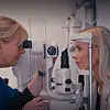 Kvinde får testet synet hos Memira