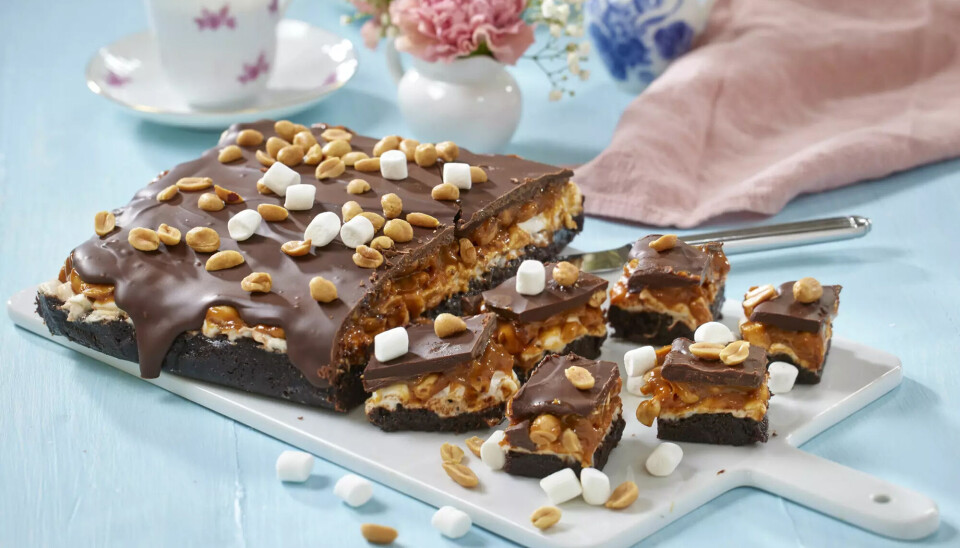 Er du vild med Snickers? Lækker kage med chokolade og peanuts