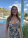Dina fra Love Island står og smiler og har en fin zebrakjole på