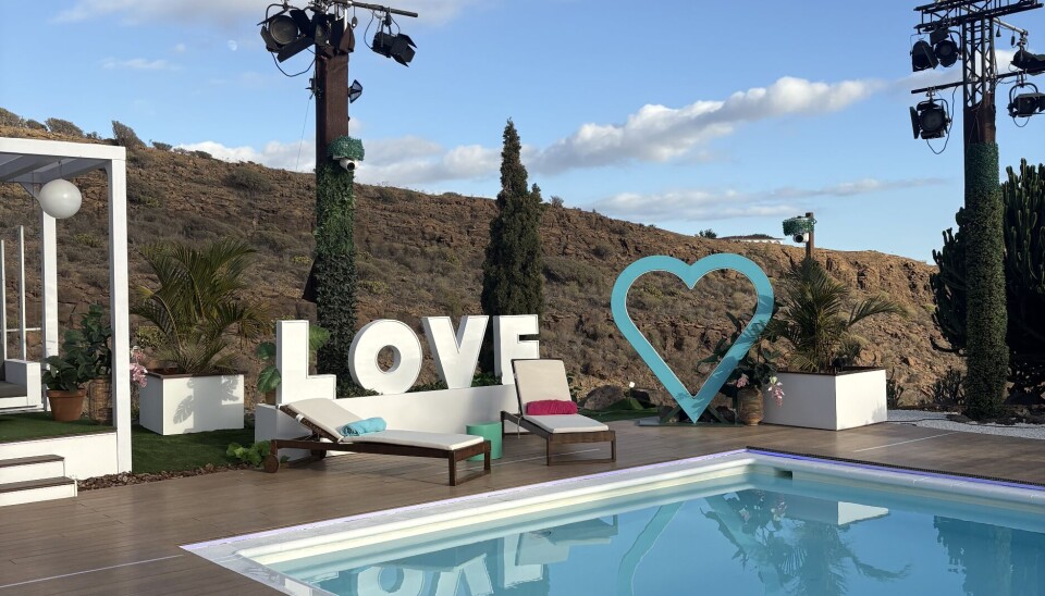 Her ses poolen i Love Island-villaen på Gran Canaria. Bagved ligger der mange bjerge.
