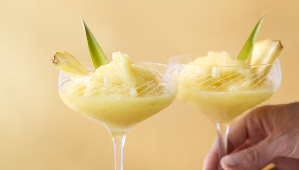Et billede af to ananas-margaritas.