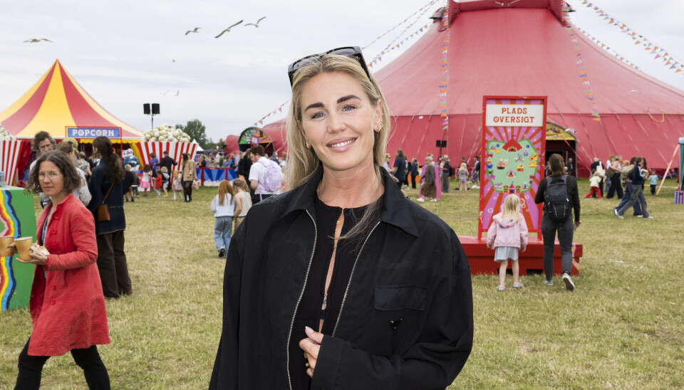 Jeanette Ottesen foran cirkusteltet Cirkus Summarum iført en sort jakke.