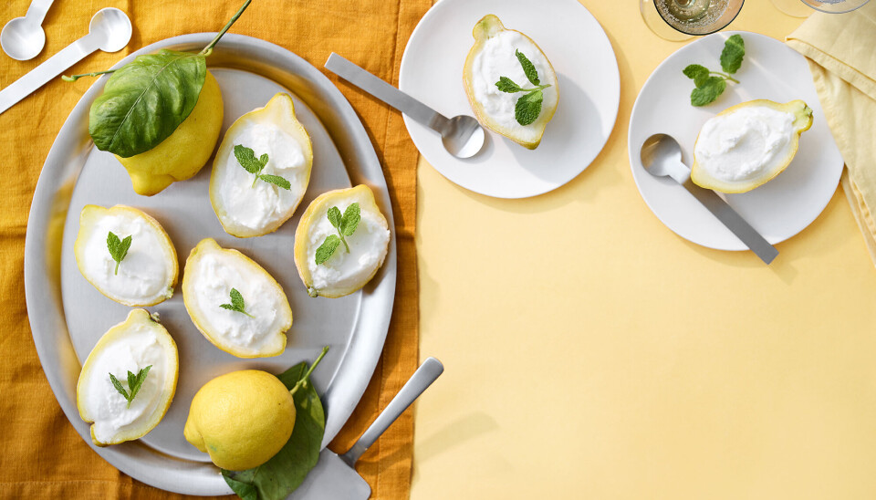 Citron-kokossorbet anrettet i citroner, som er skåret over på halvt og udhulet. Toppet med mynteblad. De ligger på et ovalt fad, som er sølv.