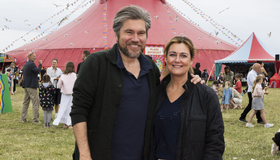 Rasmus Bjerg og hustru Helle på rød løber med cirkus i baggrunden