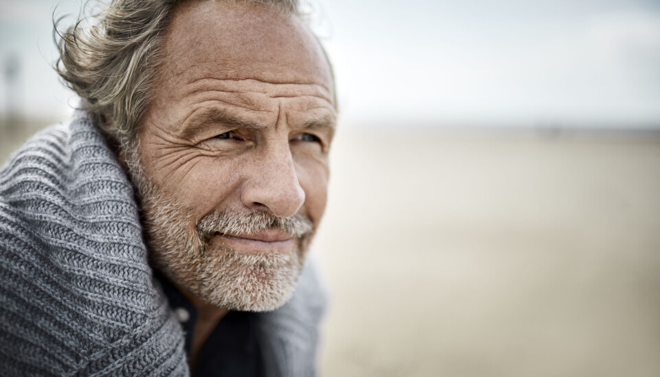 Tænksom mand på strand