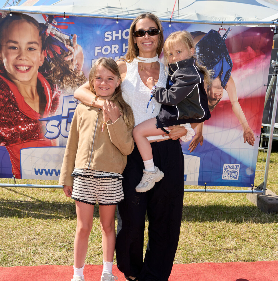 Tina Maria Hansen med sine børn til Flying Superkids