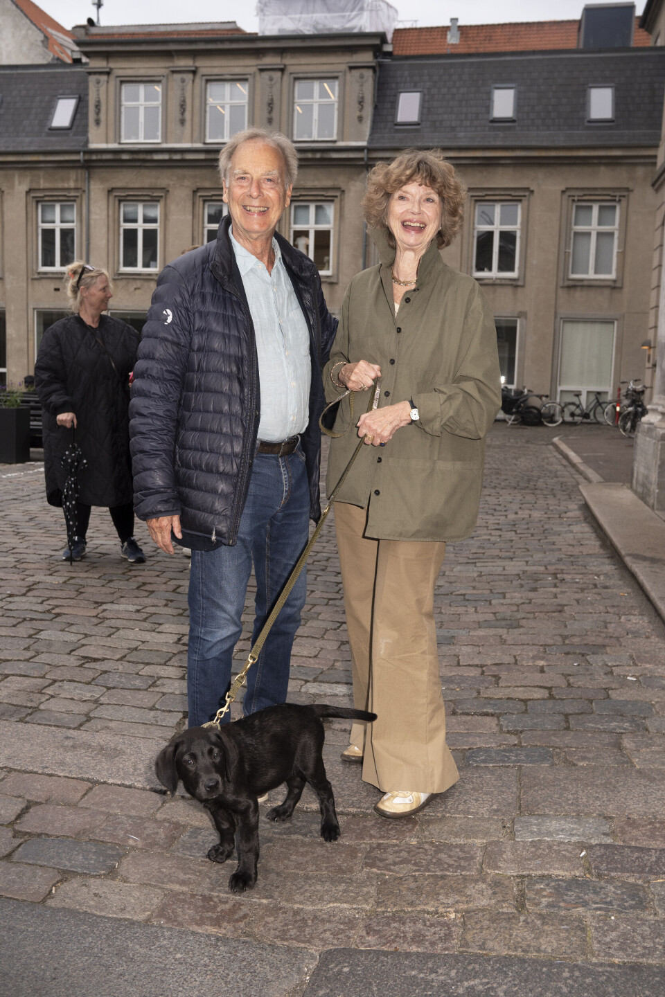 Joen Bille og Bente Scarvenius med deres nye hundehvalp Selma.