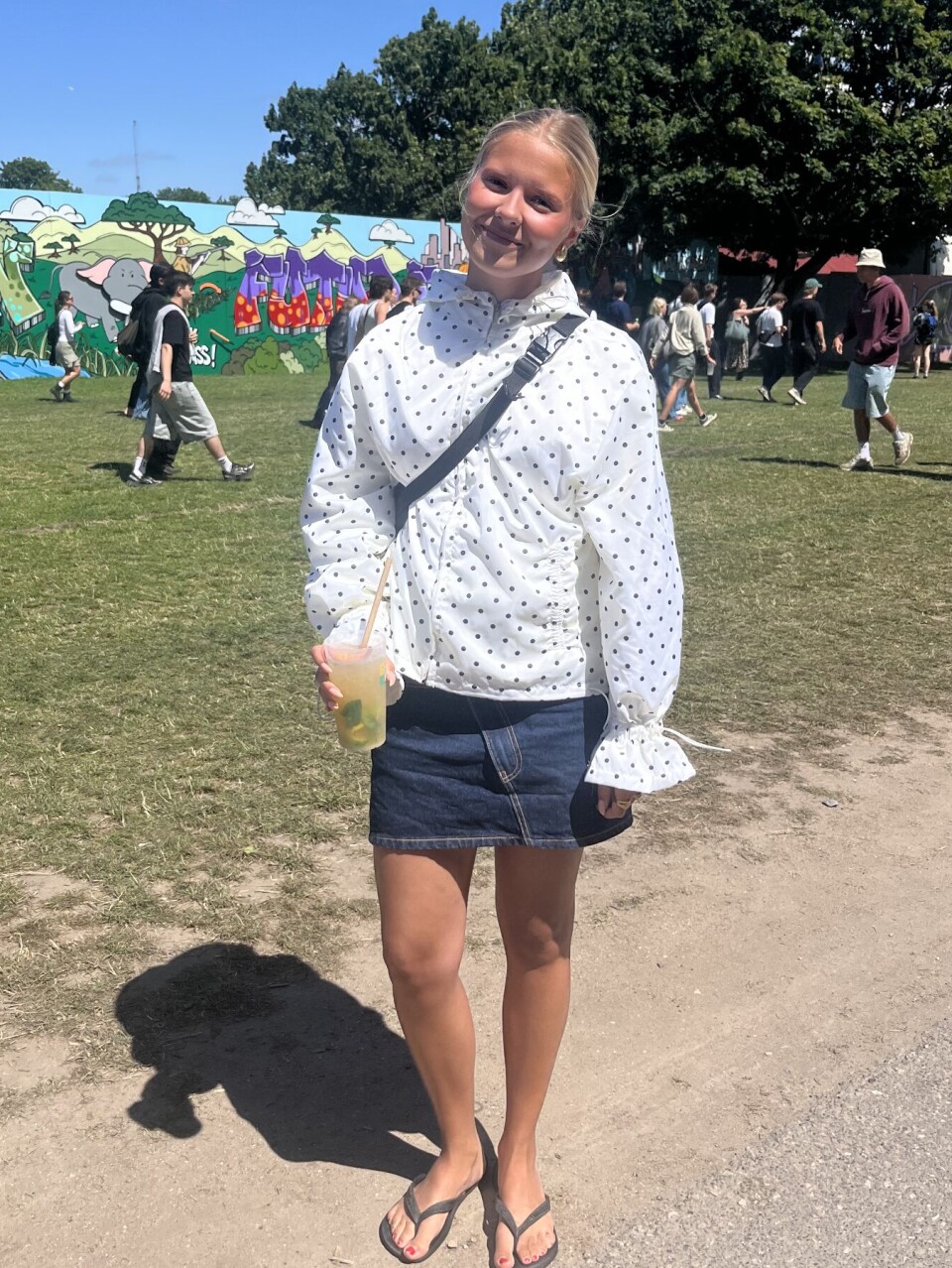 Kvinde med polkaprikket jakke