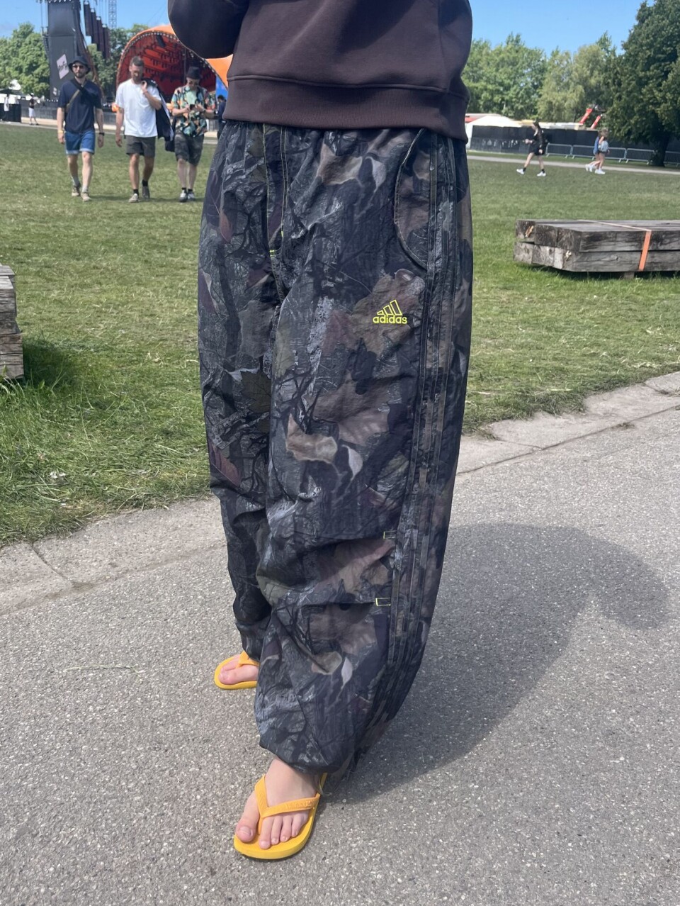 Kvinde i Adidas bukser
