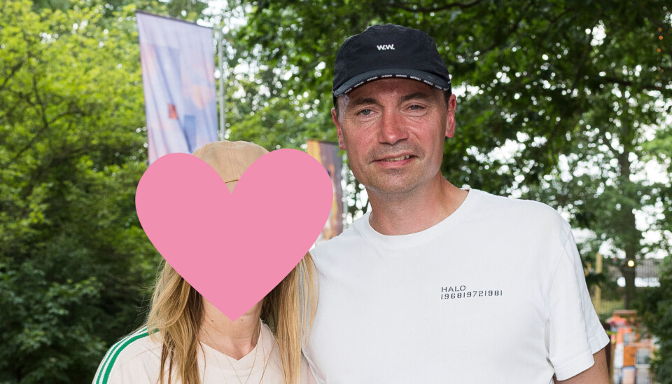 Tommy Ahlers viser kæresten frem på Roskilde Festival