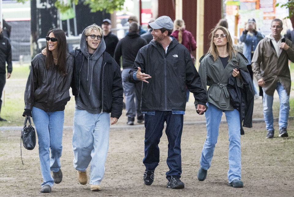 Cecilie Haugaard og sangeren Christoper på Roskilde Festival 2025 i selskab med Rasmus Seebach og Julie Teglhus