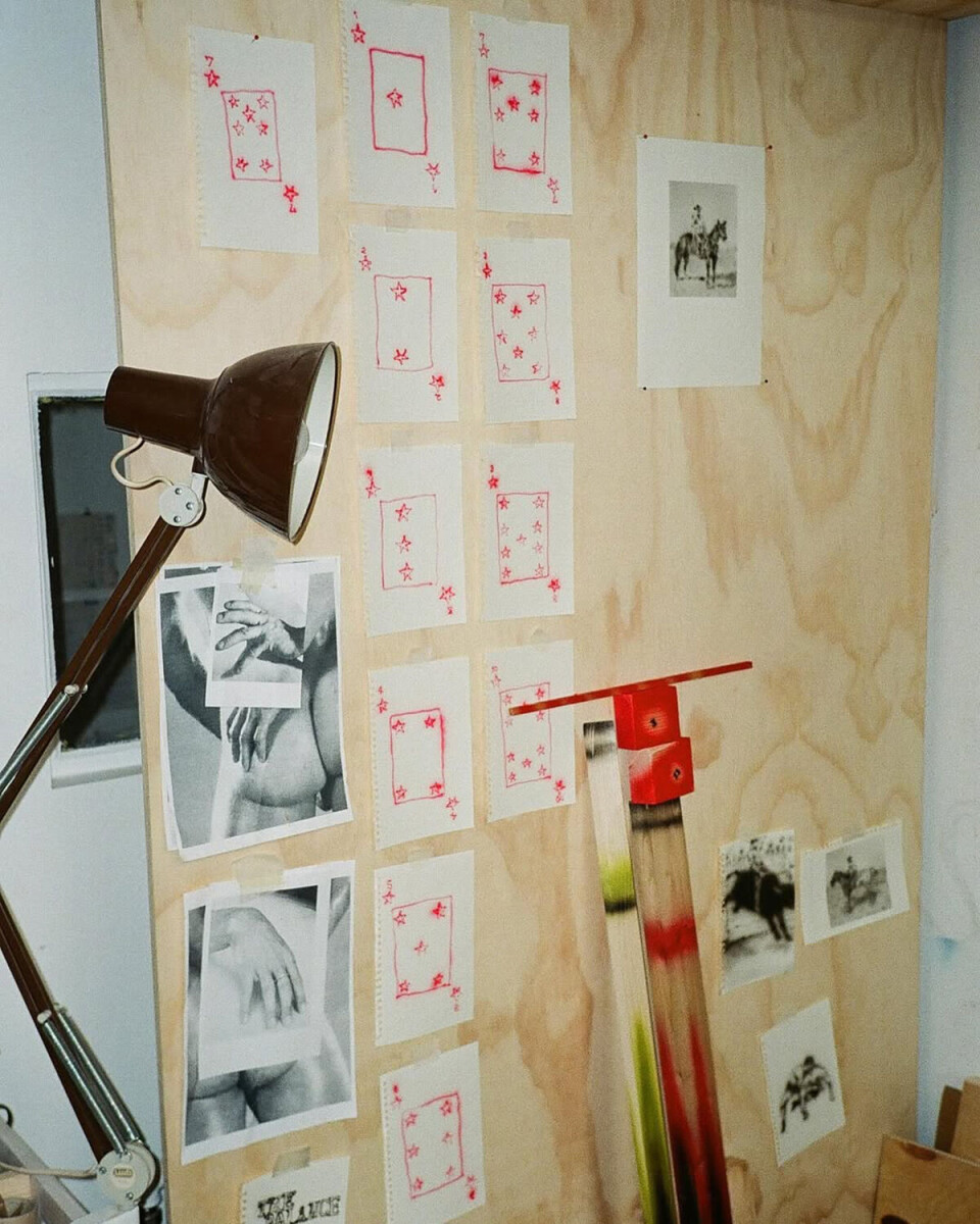 Det her insta-billede er smukt for mig, fordi … det er et billede fra min kærestes kreative studie, Studio 40, der er startet med en gruppe andre kunstnere. Der er ikke noget smukkere for mig end at se hans værker i udvikling, da hans arbejde er meget personligt og handler om ”lost boyhood”. En personlig livsrejse jeg er med på – han er det smukkeste i mit liv.