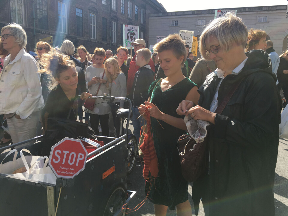 Rachel strikker gerne stående, her i protest mod en havnetunnel.