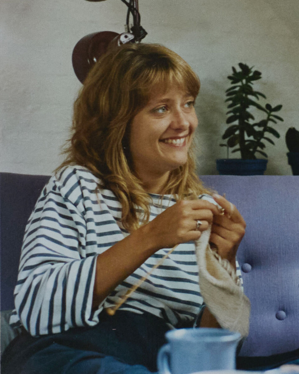 Et af de få billeder af Rachel med strikketøj mellem hænderne fra 1980’erne.