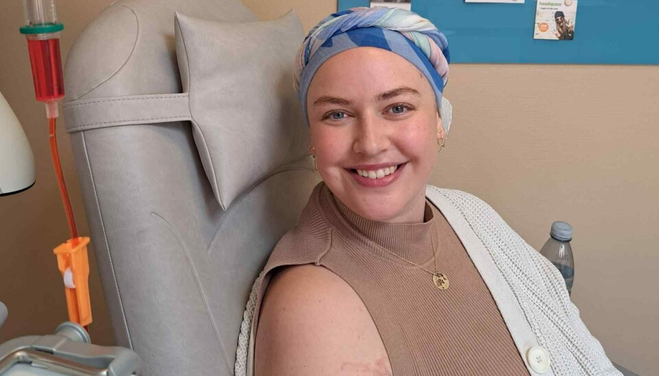 Line Holm-Bode smiler i en hospitalsseng
