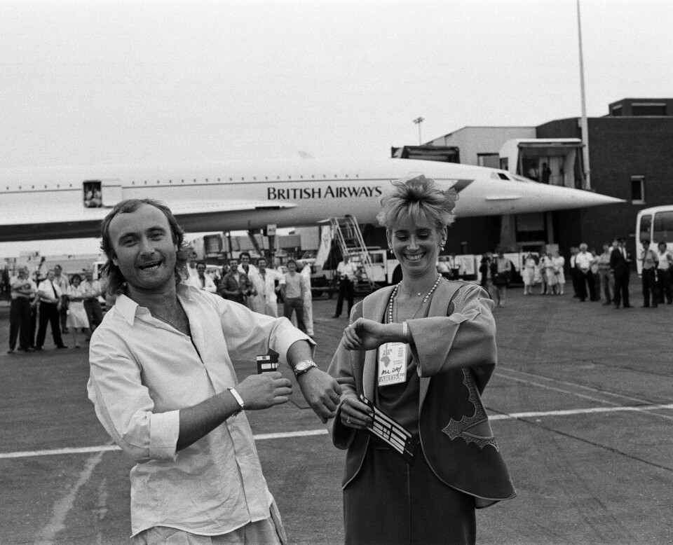 Phil Collins og hans daværende kone, Jill, tjekker tiden i Heathrow inden afrejsen til USA.