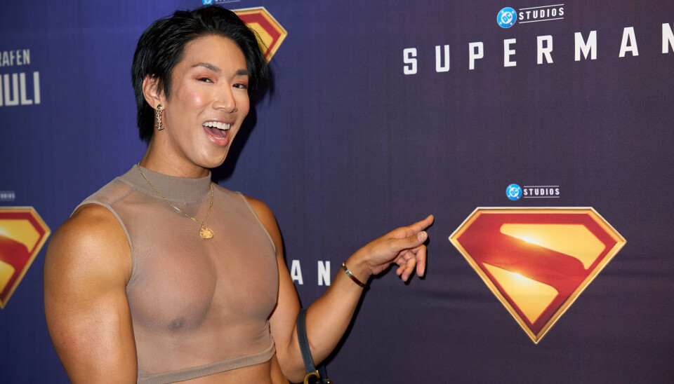 Sy Le foran Superman logo på den røde løber