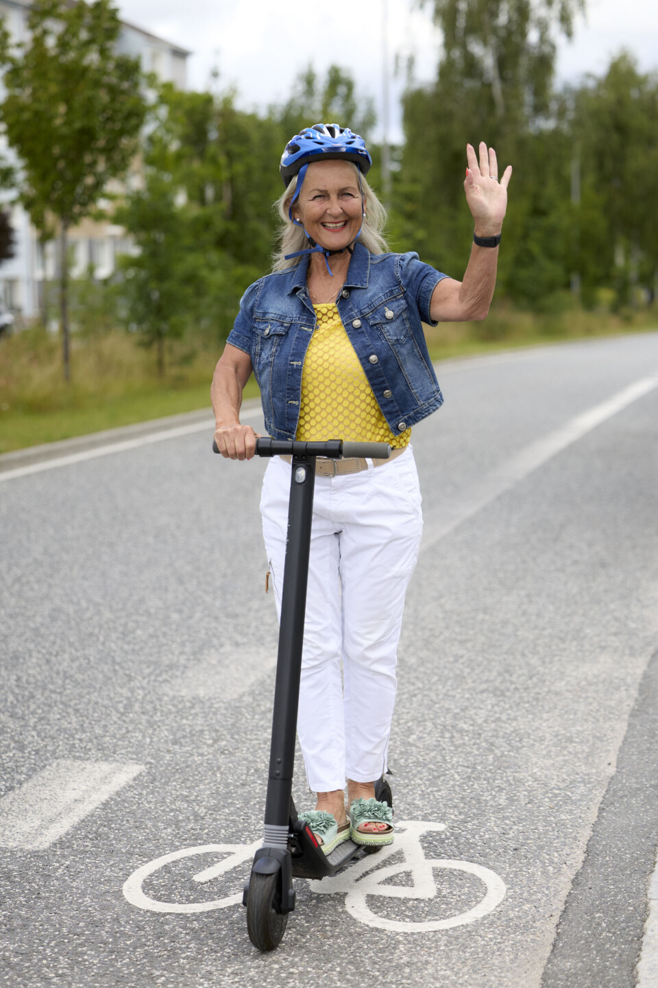 El-løbehjulet har hun ønsket sig af sin familie i 61-års fødselsdagsgave. Det er det, som transporterer Lise-Lotte rundt i Viby, når hun besøger enten sin mor eller sin datter, Louise, og børnebørnene.