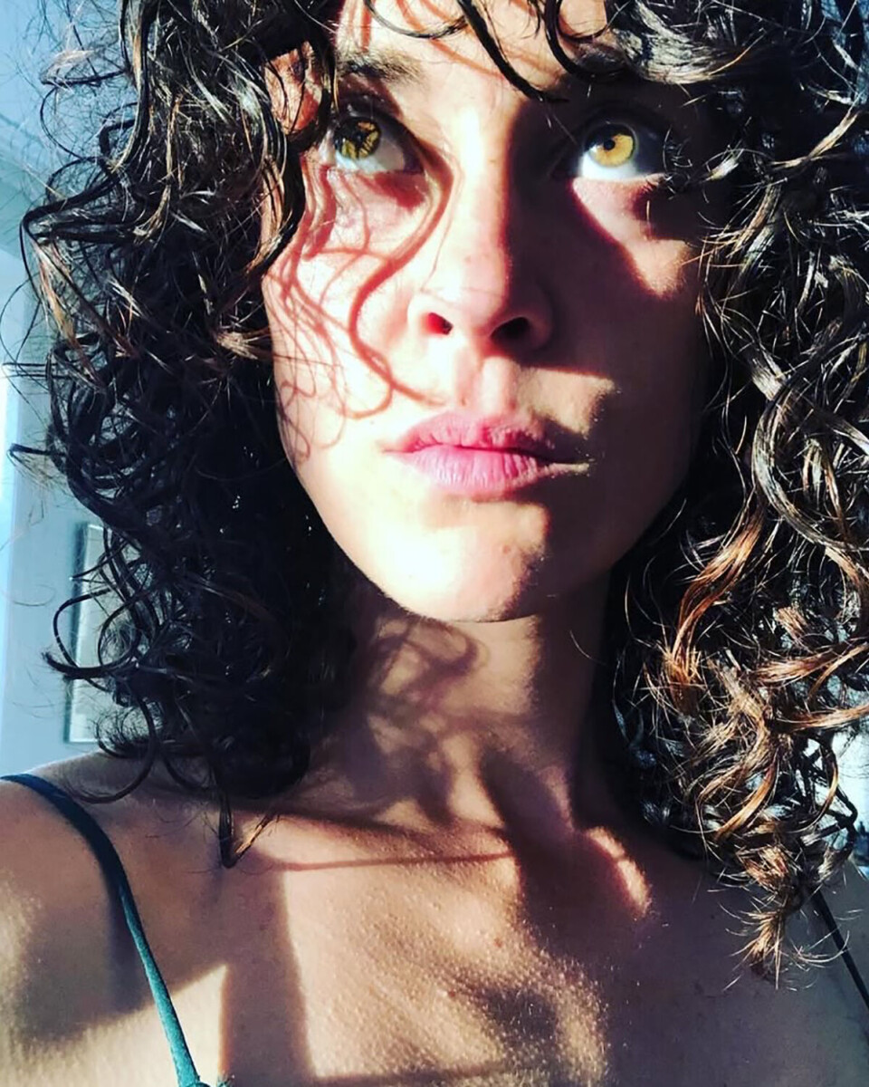 Det her insta-billede er smukt for mig, fordi … lyset rammer mig på en måde, der viser, at min øjenfarve også er grøn. Hvilket jeg ikke helt selv forstår, men der er åbenbart mere spil i den ”Jolly Cola-farve”, jeg troede, jeg gik rundt med. Det er taget i min stue, som jeg elsker, og den har et vildt flot lysindfald. Det er tilbage fra 2019, men det er stadig et favoritbillede.