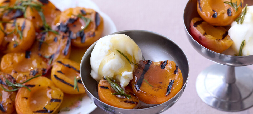 Grillede abrikoser med rosmarinhonning