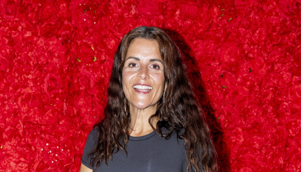 Petra Nagel foran rosenvæggen