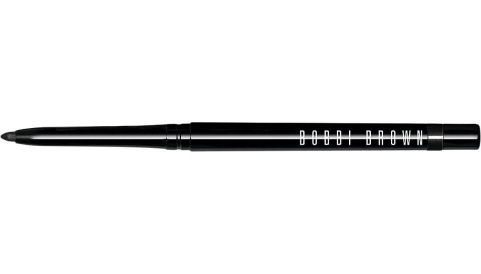 Sort streg: Jeg elsker min øjenbrynsblyant fra Bobbi Brown – den bliver siddende.
Perfectly Defined Gel Eyeliner, Bobbi Brown, 290 kr.