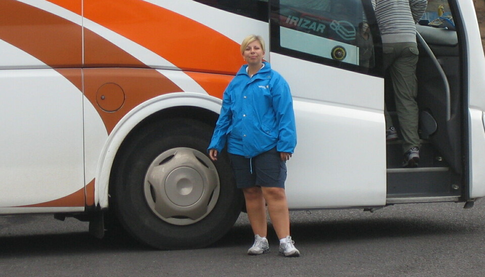 Maja Aagaard står foran en bus.