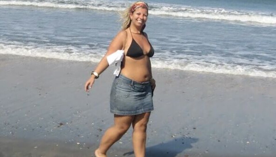 maja aagaard går på stranden