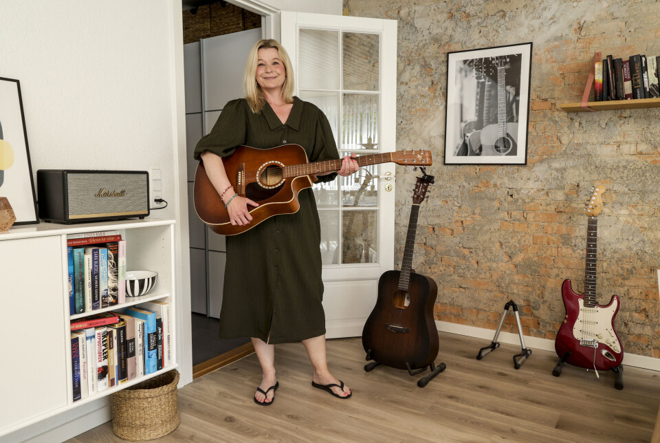Jeanette har arvet tre guitarer efter sin far, Anton, som var musiker. – Jeg elsker at synge, og har sunget både i kor og i en duo i nogle år, som vi tog ud at optræde med. Jeg skal også have lært at spille guitar.