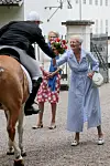 Dronning Margrethe og prinsesse Benedikte modtager Gråsten Ringriderforenings optog i 2019.