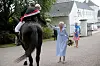 Dronning Margrethe og prinsesse Benedikte modtager Gråsten Ringriderforenings optog i 2019.