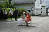 Dronning Margrethe og prinsesse Benedikte sidder med en fin buket.