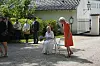 Dronning Margrethe beundrer en buket.
