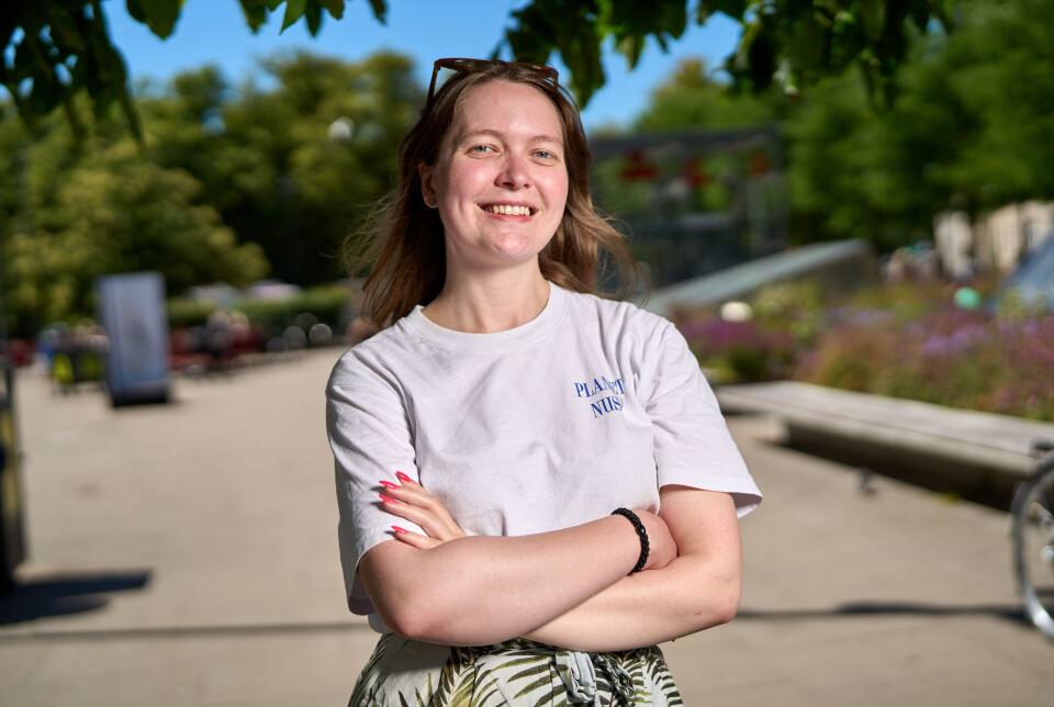 Rachel nyder det gode vejr med vind i håret