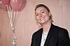 Nina Leth foran balloner og lyserød væg