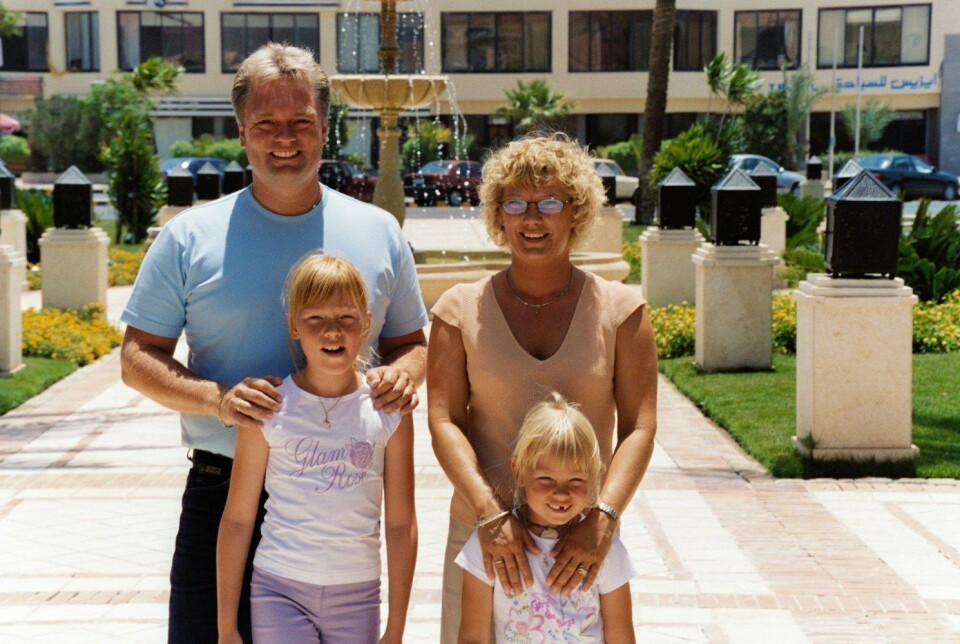 Johnny med familien i Egypten.