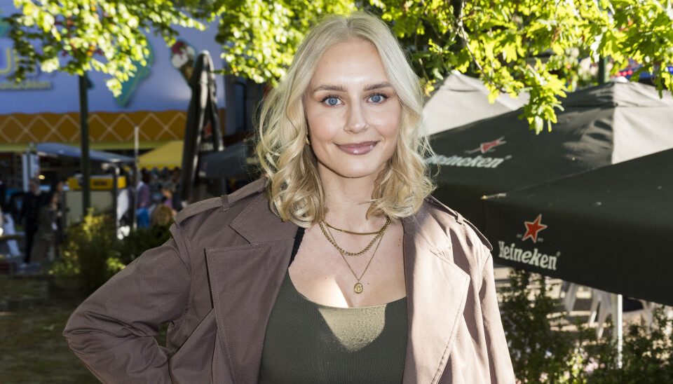 Sille Nimholm på Bakken foran store, grønne træer