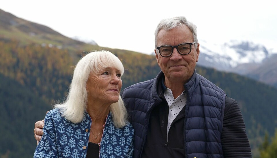 Anett fra 'Hotel Romantik' kigger kærligt på Henrik fra samme program.