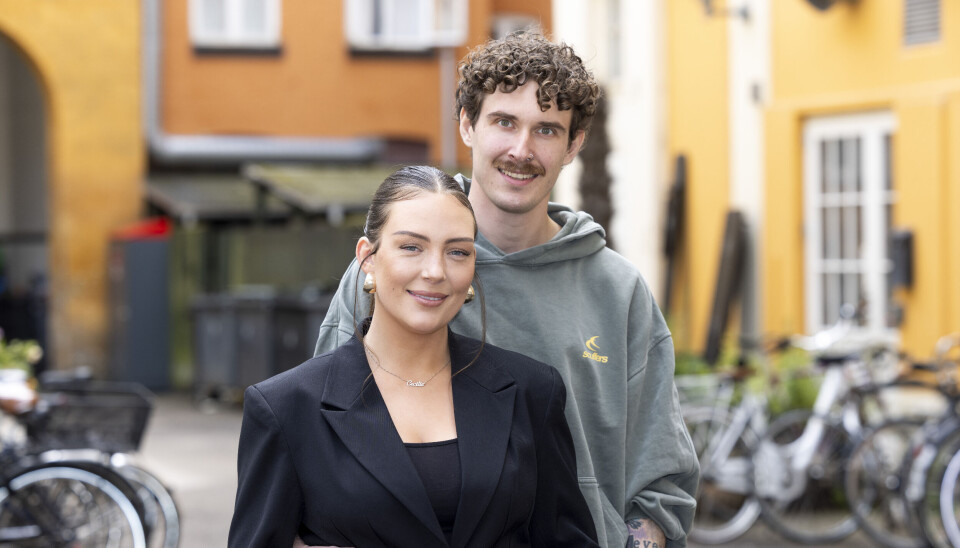 Glenn Vindfeldt og Cecilie Albæk fra 'Stranded on Honeymoon Island' holder om hinanden i deres gård i København.