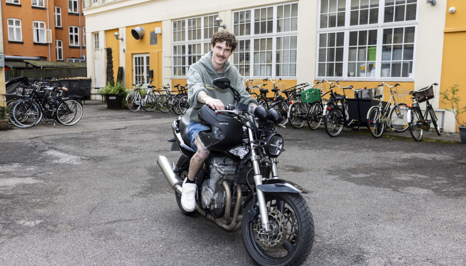 Glenn Vindfeldt sidder på en motorcykel, som han har fået fingrene i, da Cecilie ringede ind til Drømmeholdet, som kunne opfylde Glenns drøm, som var adgang til en motorcykel.