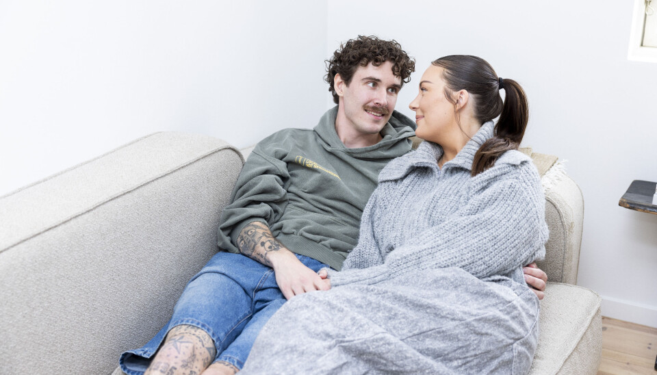 Glenn og Cecilie ligger i deres sofa og kigger på hinanden.