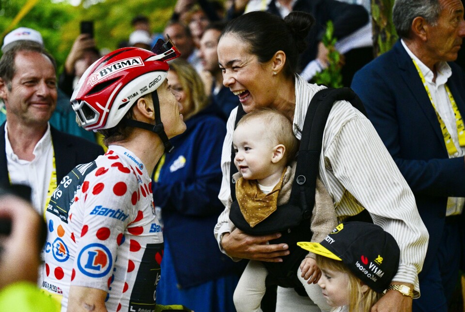 Jonas Vingegaard med hustruen Trine og børnene Frida og Hugo på Champs-Élysées, Paris, Frankrig, søndag den 27. juli 2025.