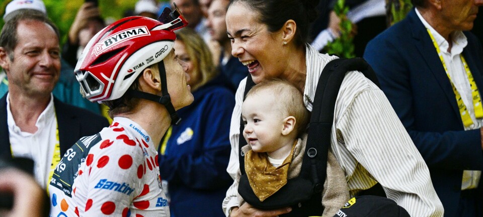 Vingegaard modtaget af Trine og børnene