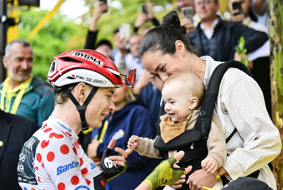 Jonas Vingegaard med hustruen Trine og sønnen Hugo på Champs-Élysées, Paris, Frankrig, søndag den 27. juli 2025.