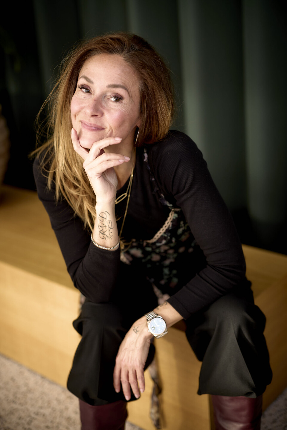 Sarah Zobel ser tænkende ud med hånden hvilende på hagen.
