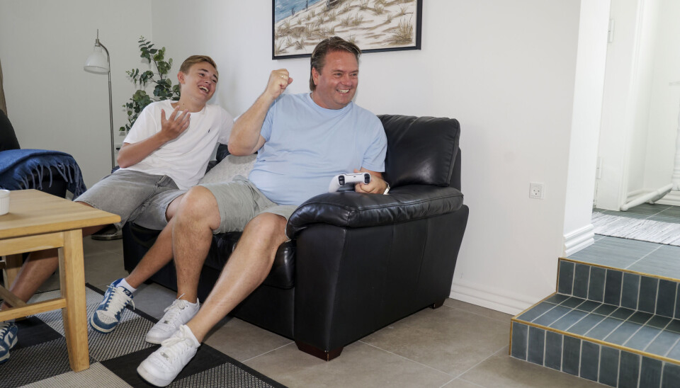 – Vi spiller Fifa-kampe på Playstation, og der får min far tæsk hver gang. Jeg har 300 timer i det spil, så jeg skulle jo gerne vinde, siger Nicklas.