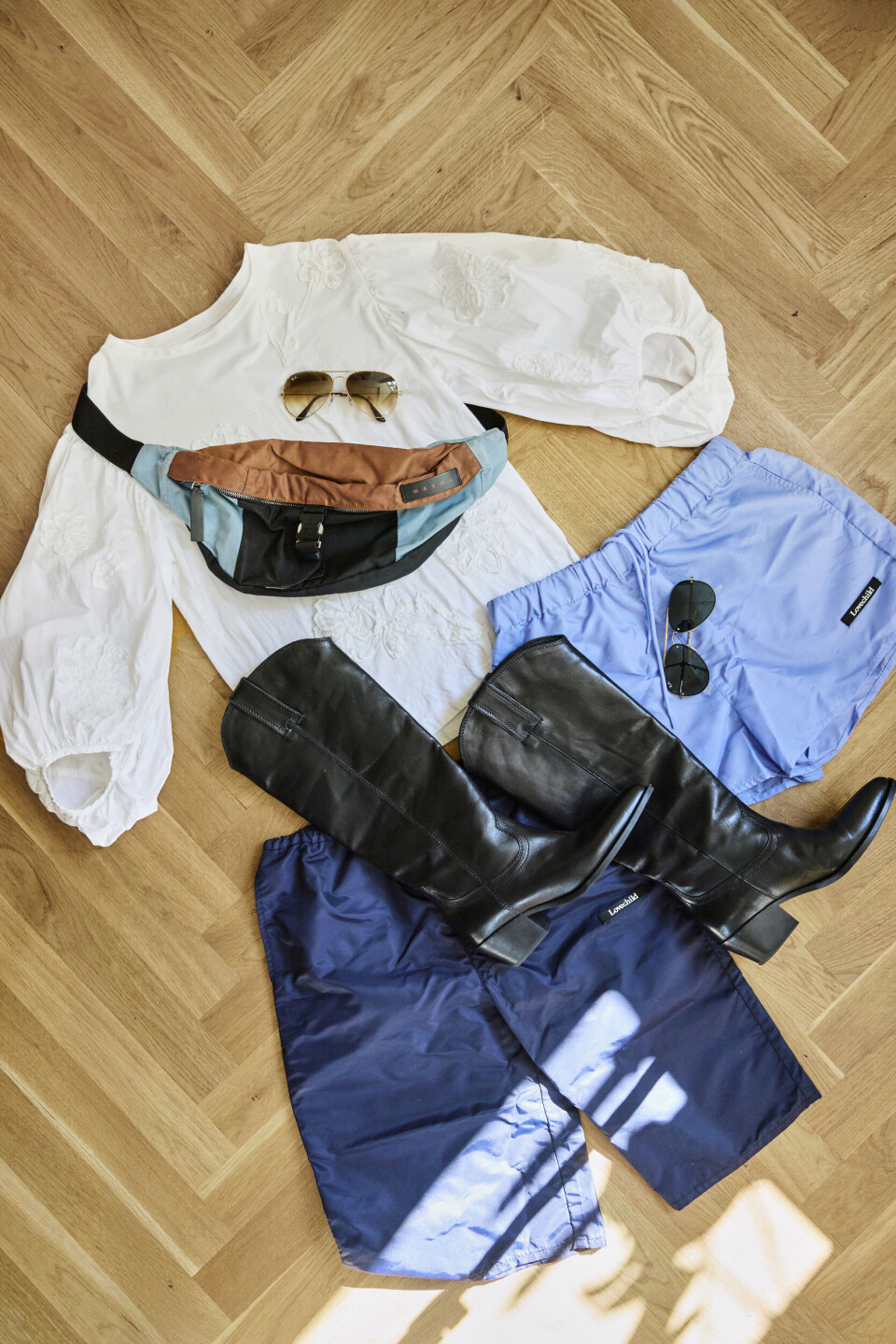 Hver sommer
står i festivalernes
tegn for Iben, og
hun har sit go-to
outfit bestående
af shorts, støvler
og en bæltetaske. Her er shorts
fra Lovechild 1979,
støvler fra Zara,
bluse fra Cecilie
Bahnsen, taske fra
Marni og solbriller
fra Rayban