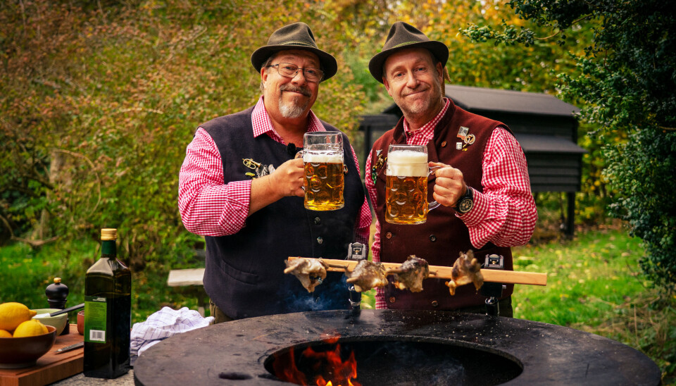 Jeg har aldrig selv været til en oktoberfest, og det står ikke allerøverst på min ønskeseddel. Men det ser jo festligt ud, når man ser de store haller med flere tusinde mennesker, der sidder og gynger i takt og klasker sig på lånene. Til fadøllet skal vi have tyske saltkringler, brezel og griseskank på grill med knasende sprød svær, og så naturligvis apfelstrudel.
