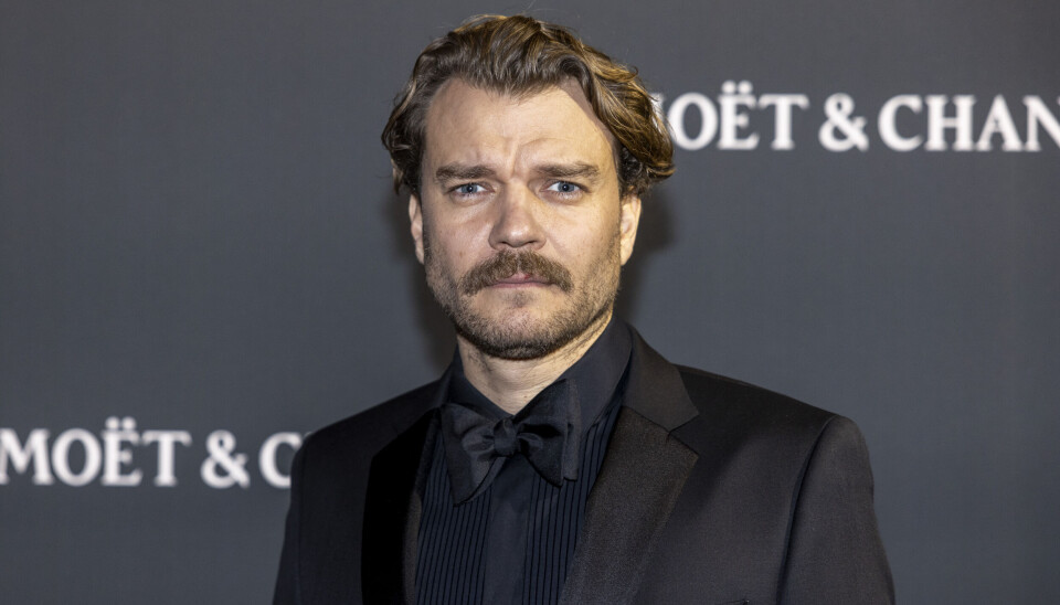 Pilou Asbæk på den rød eløber