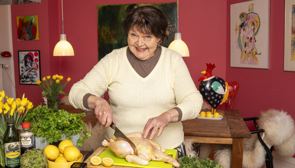 Lise-Lotte i køkkenet med kylling og citroner